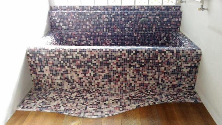 Vasca in Muratura con Mosaico Bisazza: Un Bagno da Sogno