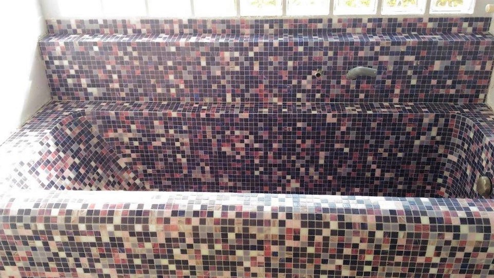 Vasca in muratura rivestita con mosaico Bisazza