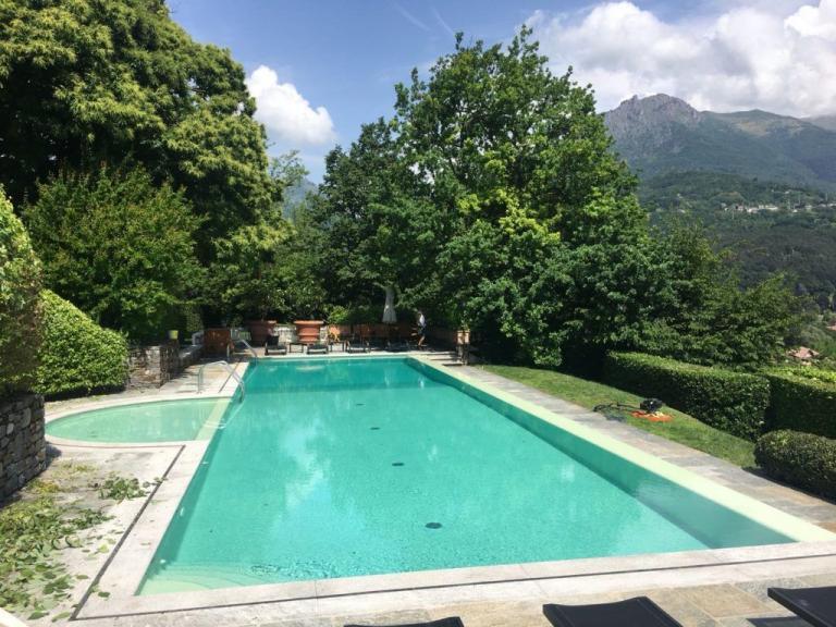 Piscina interrata in mosaico Bisazza