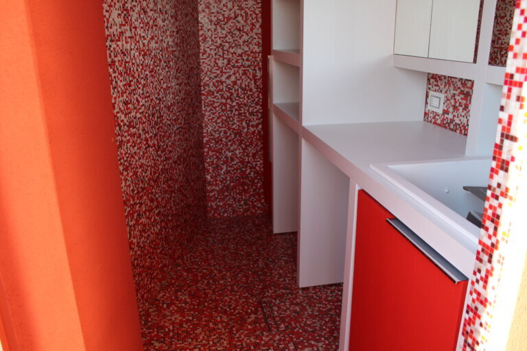 Lavanderia in mosaico Bisazza 10×10: sfumatura personalizzata dal pavimento al soffitto