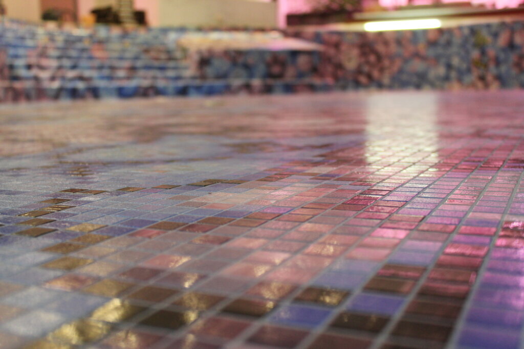 Piscina rivestita in mosaico