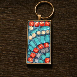 Portachiavi in mosaico azzurro con millefiori rossi