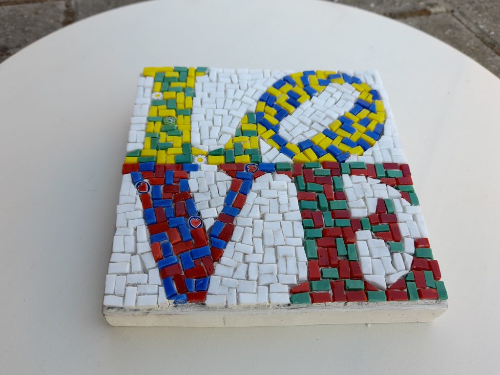 Scritta Love da parete in mosaico (regali per san Valentino)