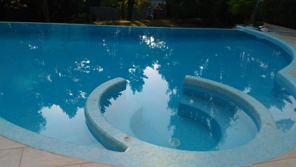Piscina esterna in mosaico Bisazza