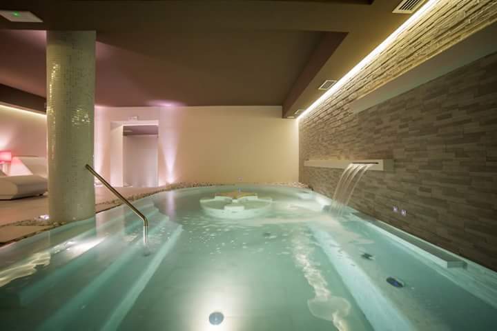 Piscina idromassaggio in mosaico Bisazza