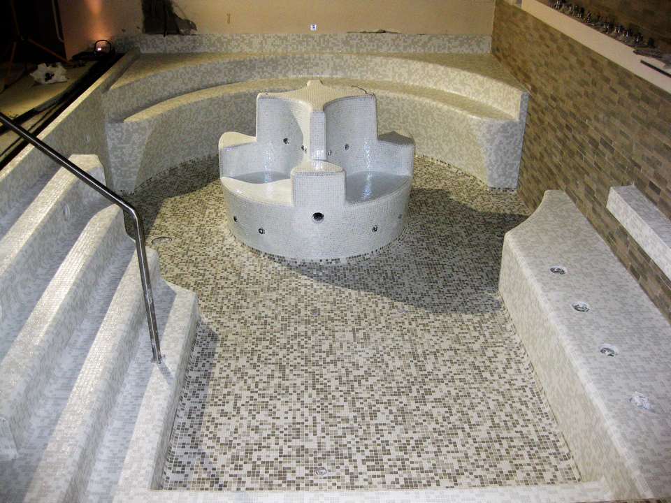 Piscina idromassaggio in mosaico Bisazza