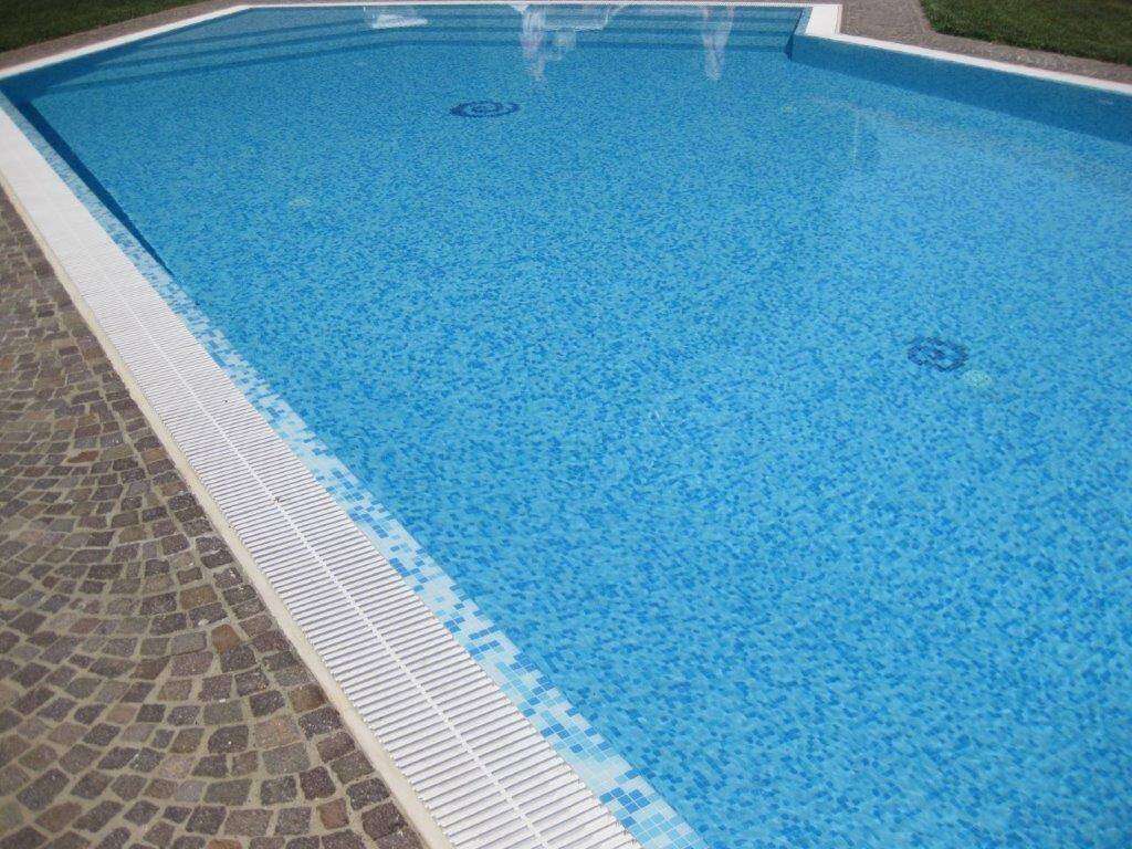 Piscine esterne in mosaico Trend