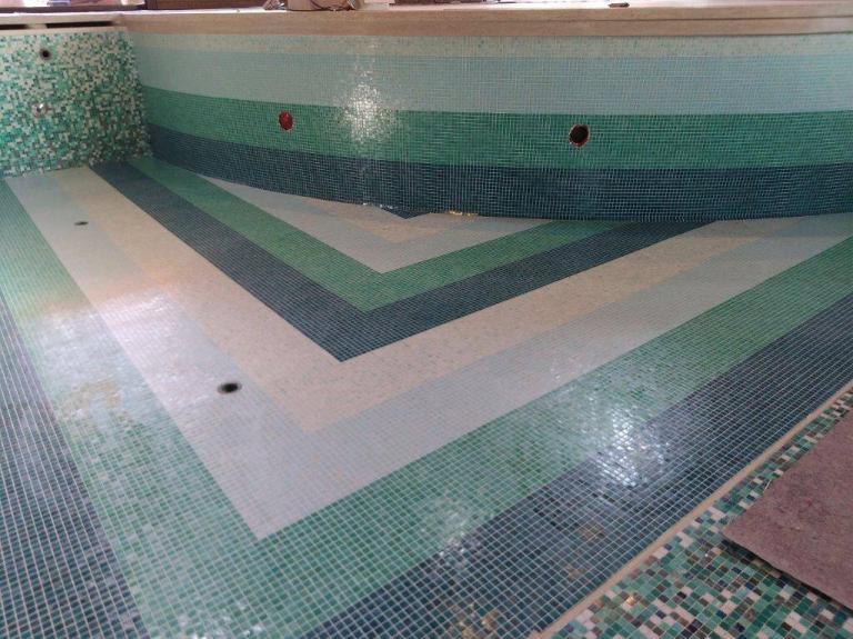 Piscina rivestita in mosaico multicolore