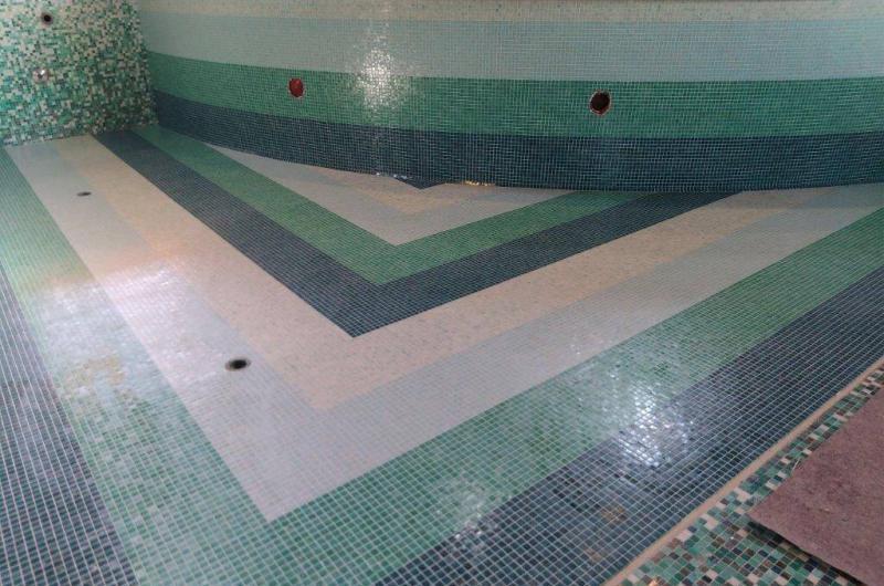 Piscina rivestita in mosaico multicolore