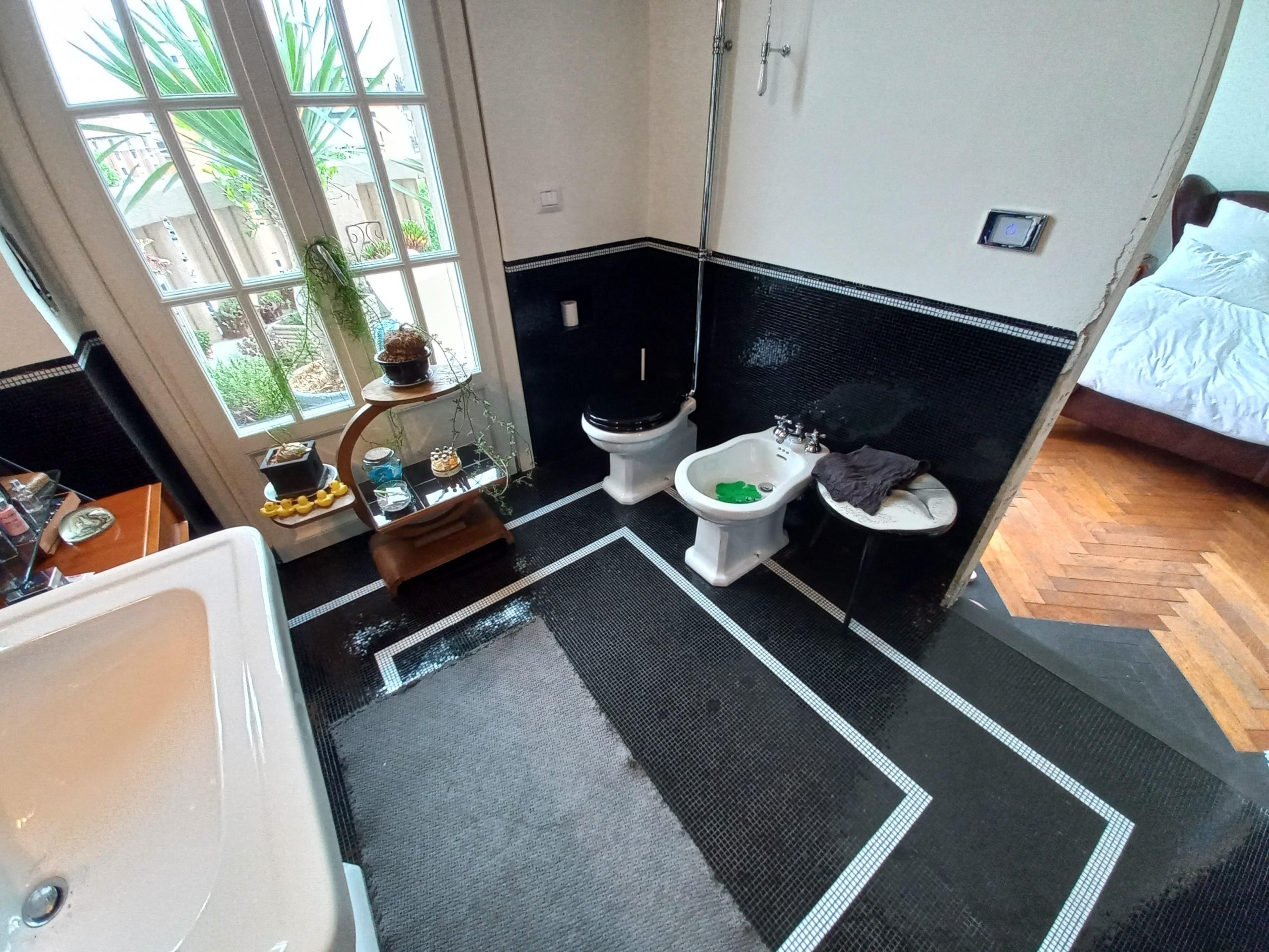 Stanza da bagno rivestita con mosaico Bisazza