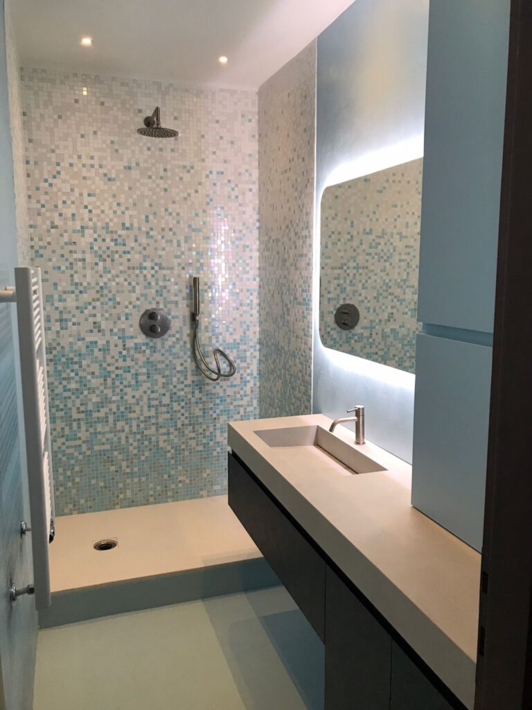 Sfumatura Bisazza Mughetto: un bagno luminoso in mosaico di vetro