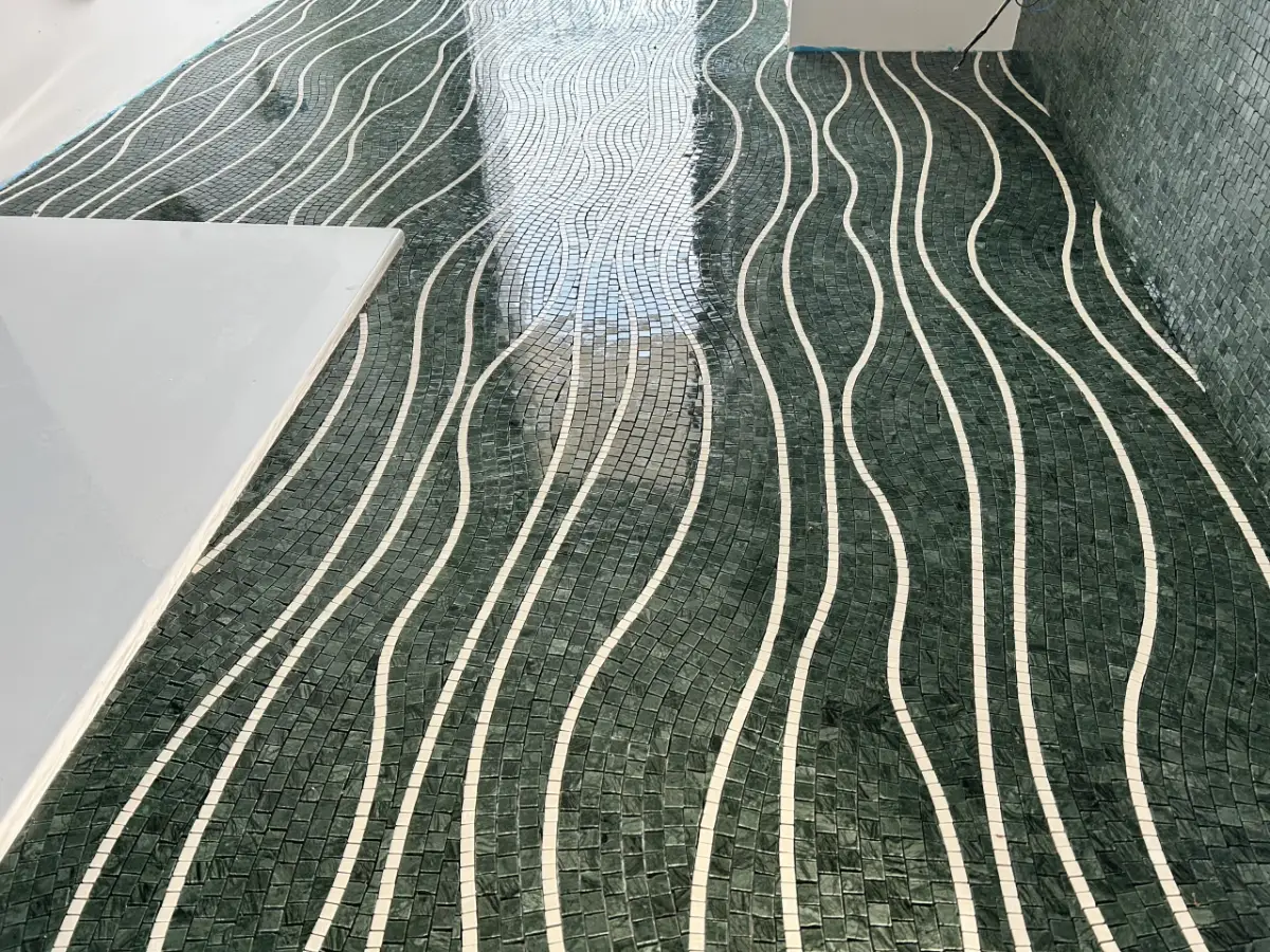 Dettaglio tessere marmo Verde Guatemala e Crema Botticino del mosaico Bisazza