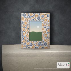 Cornice portafoto in mosaico a cerchi arancio ambra, blu e bianco – Atzori Mosaici