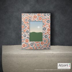 Cornice portafoto in mosaico a cerchi grigio antracite, arancio vivo e bianco – Atzori Mosaici