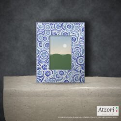 Cornice portafoto in mosaico a cerchi blu cobalto, azzurro fiordaliso e bianco – Atzori Mosaici