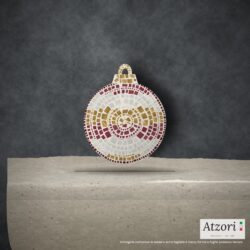 Pallina di Natale in mosaico bordeaux, rosso rubino, avorio e oro – Atzori Mosaici